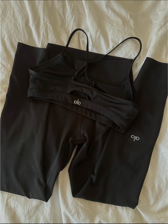 ALO Yoga Other - Alo Yoga AirLift Leggings & Intrigue Bra Set (S)
